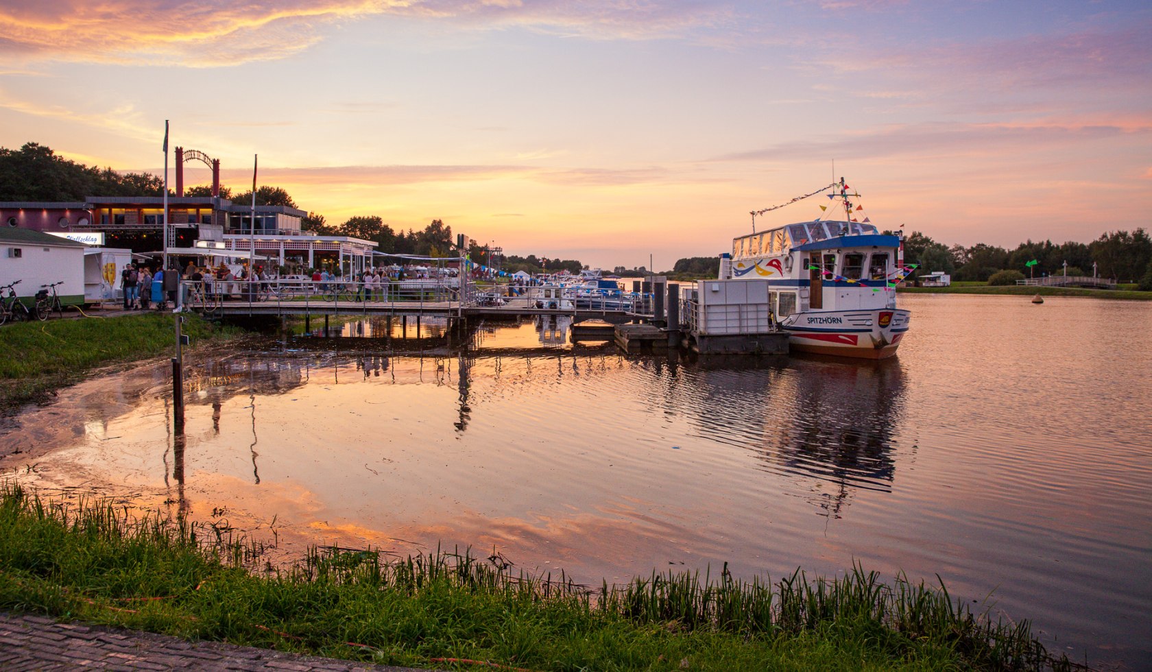 Haven in Barßel bij zonsondergang, © malopo