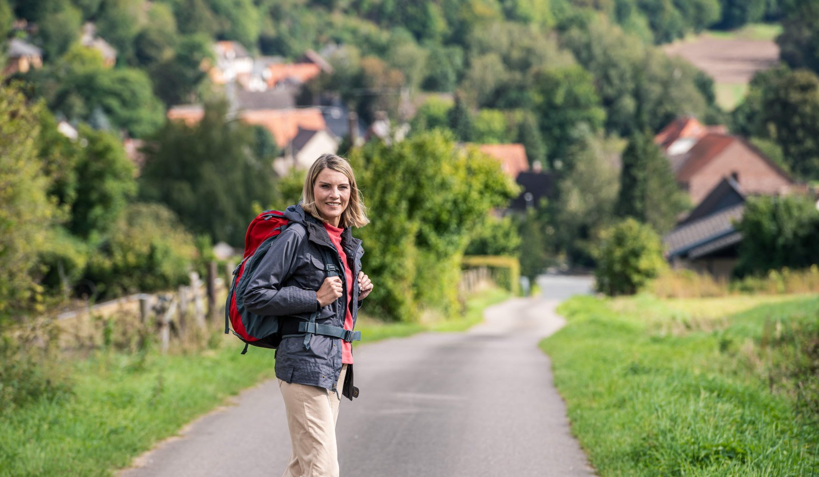 Een vrouw wandelt in het Weserbergland, © TMN / Markus Tiemann