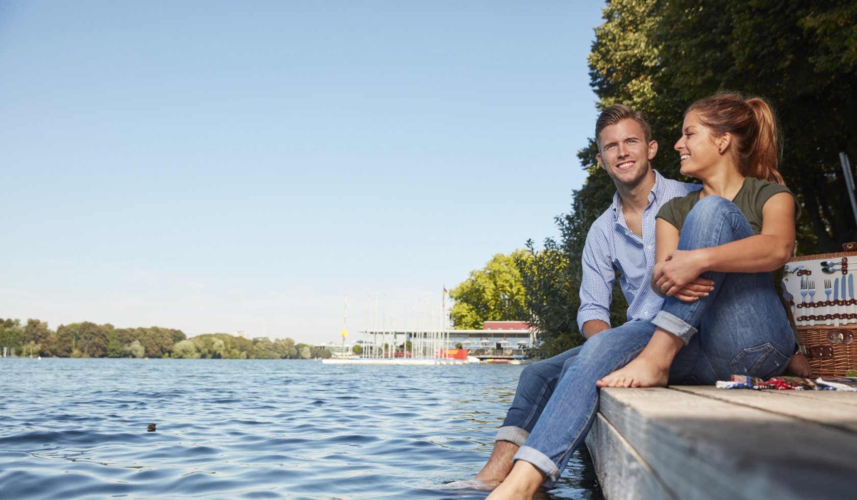 Picknick op houten loopbruggen bij de Maschsee Hannover NL, © Hannover Marketing und Tourismus GmbH / Christian Wyrwa