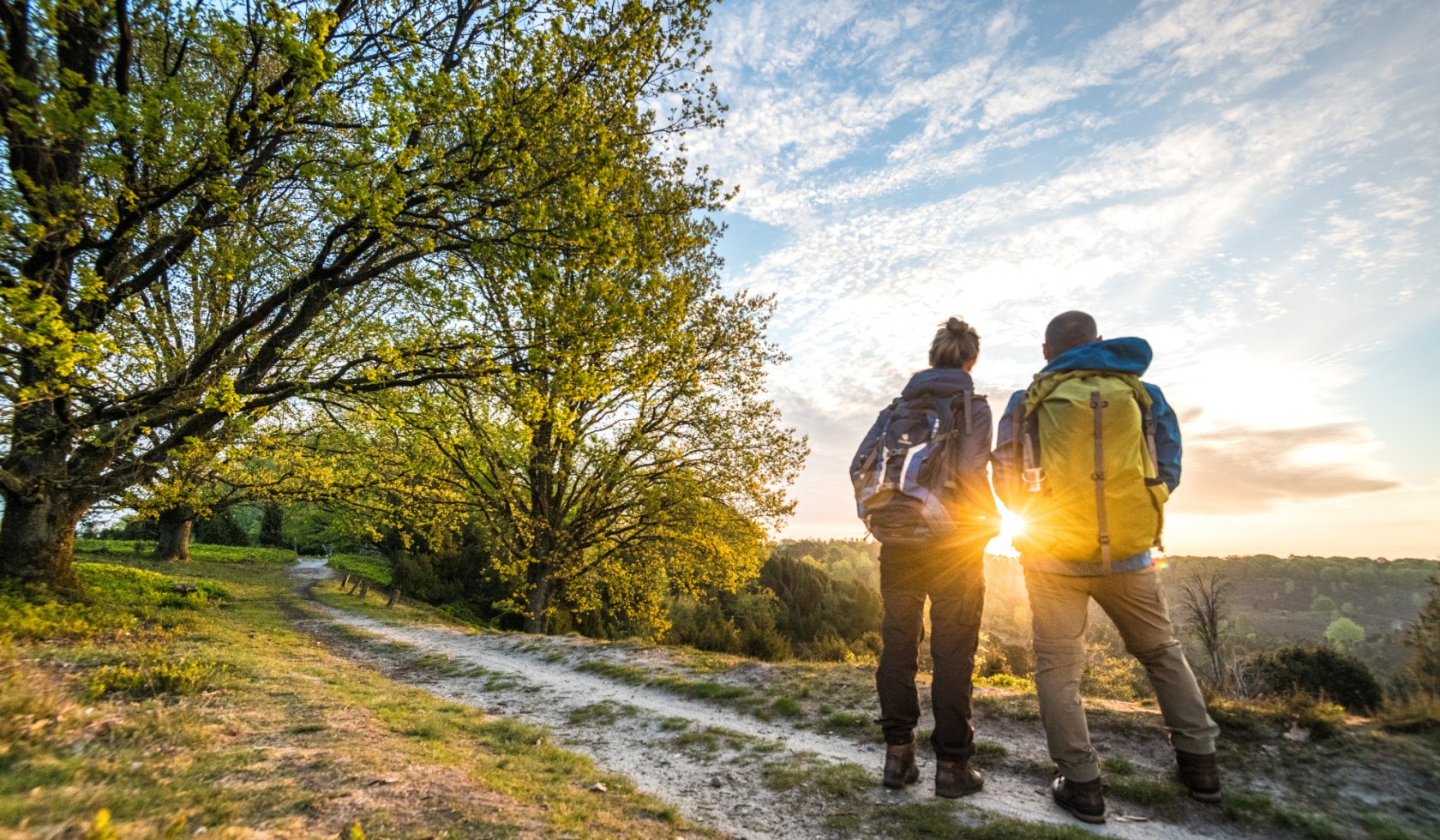 twee wandelaars genieten van het uitzicht in de Totengrund, © Lüneburger Heide GmbH