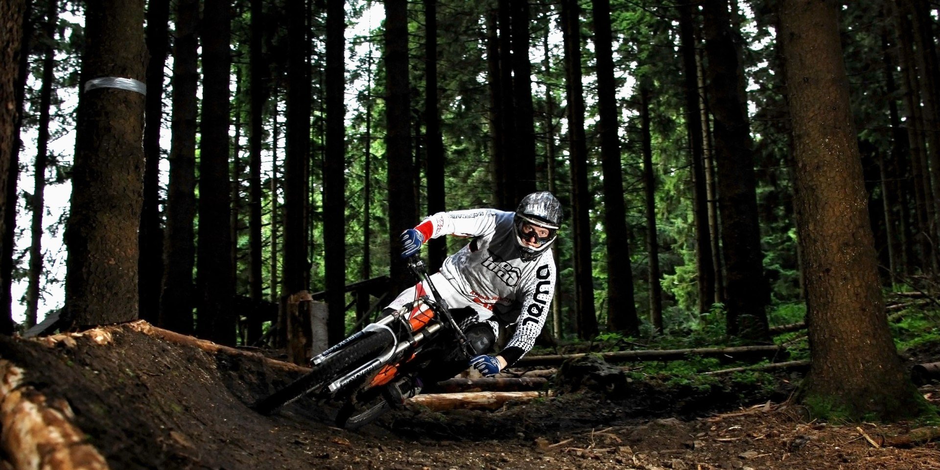 Downhill-rijder op de baan bij Racepark Schulenburg, © Racepark Schulenburg / Julian Terpe