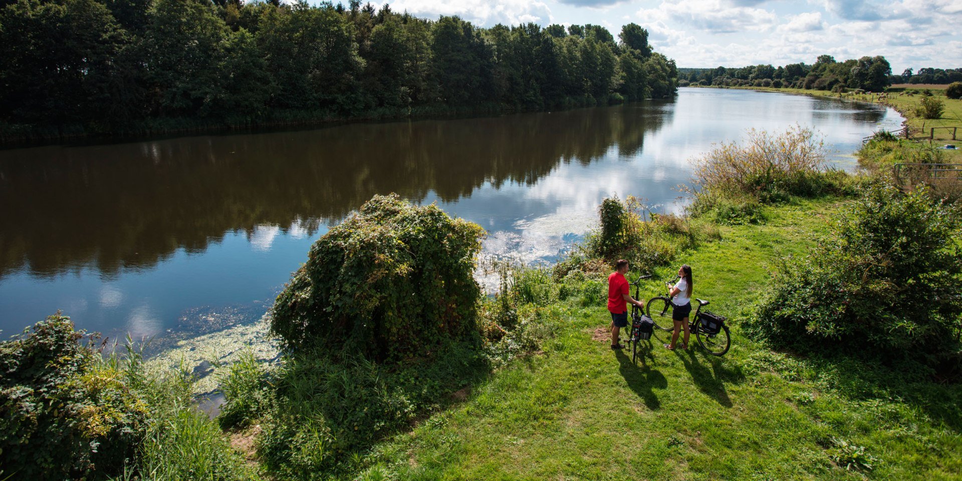 Twee fietsers op de oevers van de Ems, © Naturpark Hümmling / Holger Leue