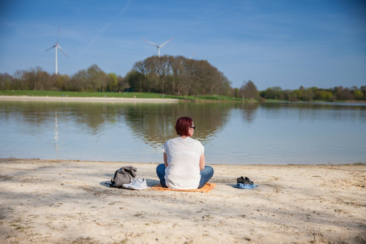 Vrouw geniet van de zomer aan de Hartensbergsee in het Oldenburger Münsterland., © malopo.eu / Verbund Oldenburger Münsterland Vrouw geniet van de zomer aan de Hartensbergsee in het Oldenburger Münsterland., © malopo.eu / Verbund Oldenburger Münsterland