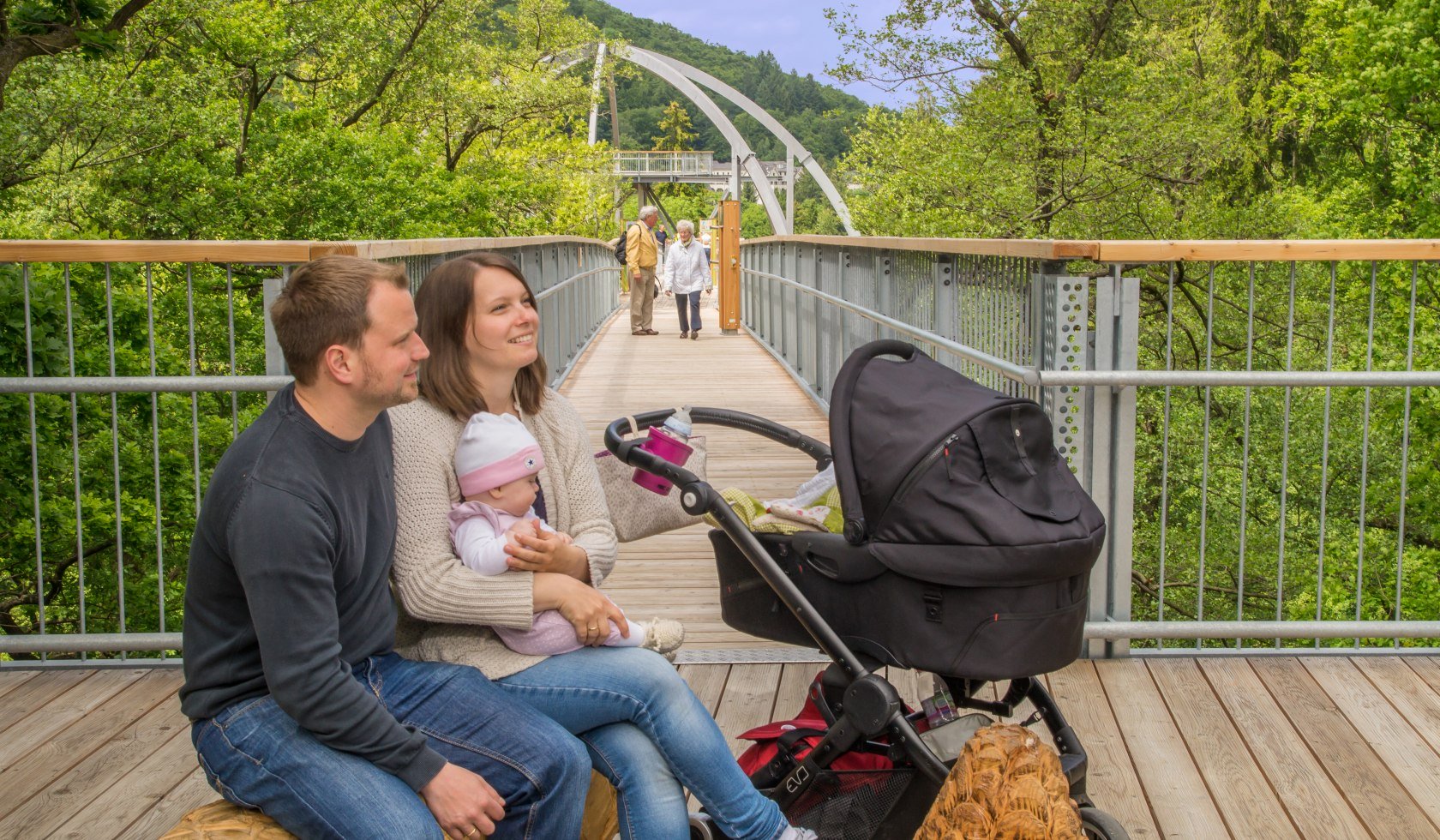 Familie met kinderwagen op boomtopwandeling, © Baumwipfelpfad Harz / Franziska Pönisch