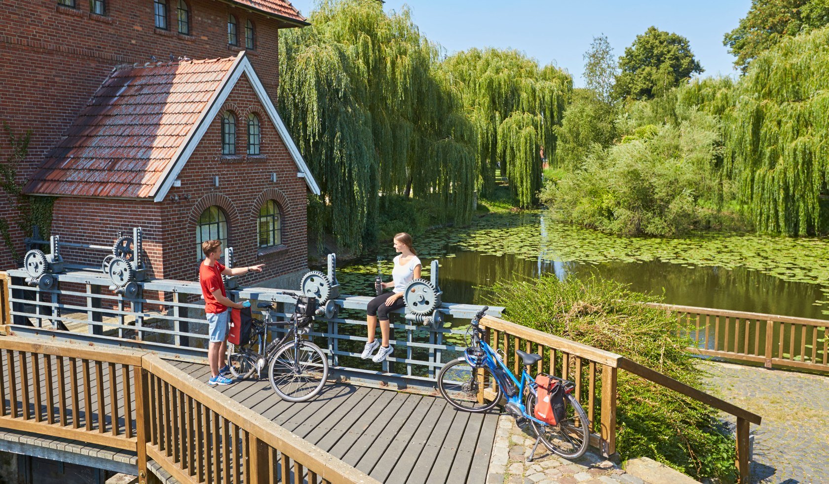 Fietsers bij de oude molen in Schüttorf