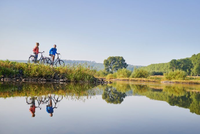 Paar met fietsen neemt een pauze bij de Weser, © DZT/Jens Wegener
