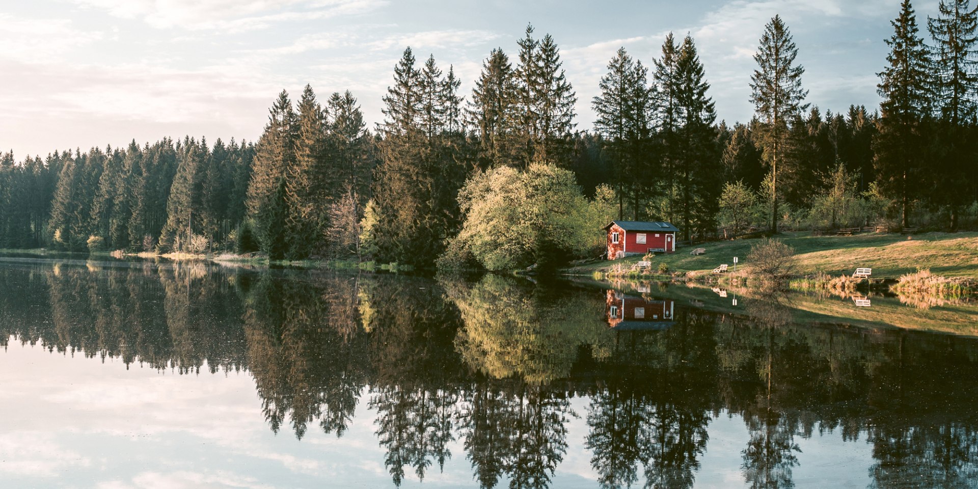 Uitzicht op de Ziegenbach vijver met blokhut, © TourismusMarketing Niedersachsen GmbH / Tim Küster