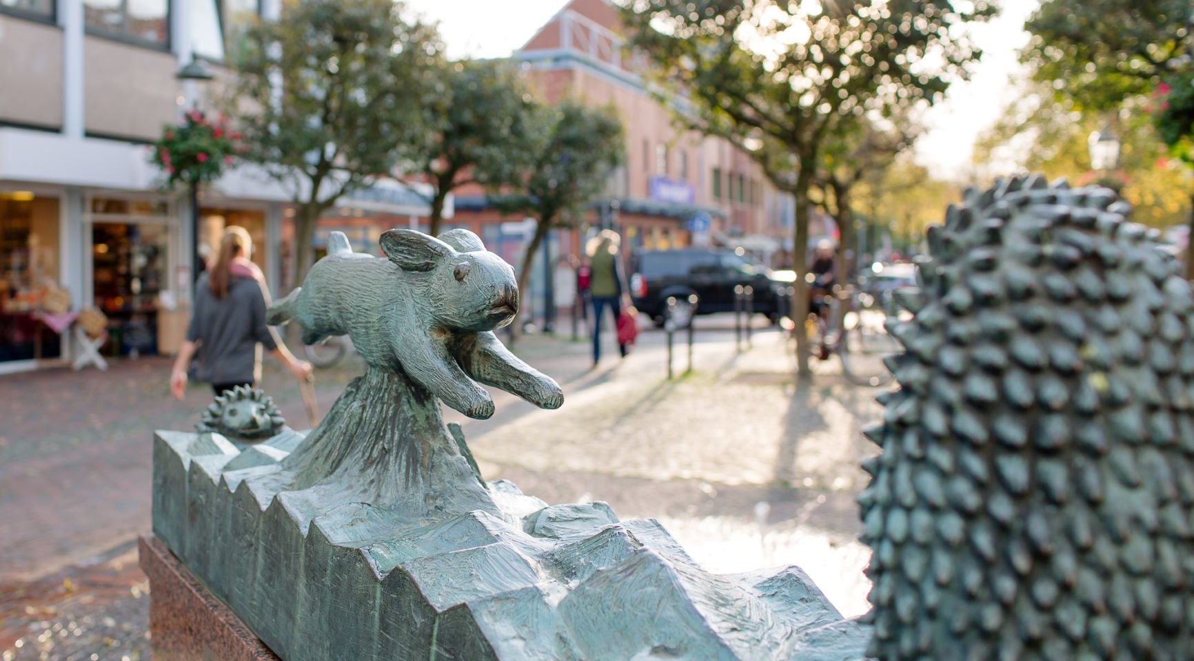 Fontein met voorstelling van haas en egel in Buxtehude, © Daniela Ponath / Deutsche Märchenstraße e.V.