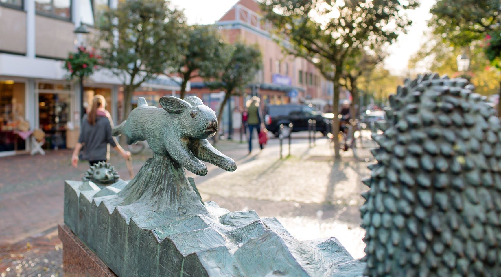 Fontein met voorstelling van haas en egel in Buxtehude, © Daniela Ponath / Deutsche Märchenstraße e.V.