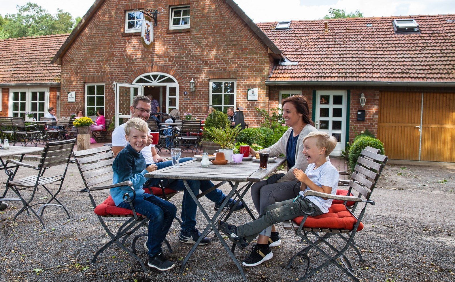 Familie die koffie drinkt in Café Gut Füchtel in Vechta, © malopo