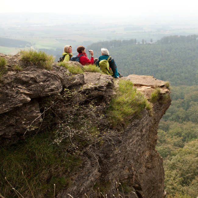 wandelaar op de Hohensteen, © Weserbergland Tourismus e.V / M. Gloger