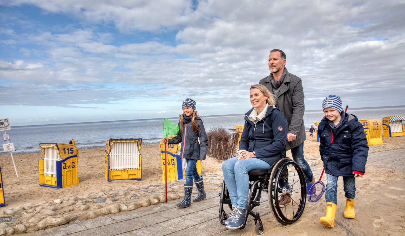 Een gezin met twee kinderen, de moeder in een rolstoel, brengt een dag door in Cuxhaven., © Christian Bierwagen