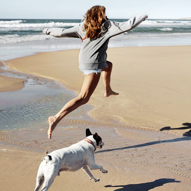 Vrouw met hond op het strand campagne 2020