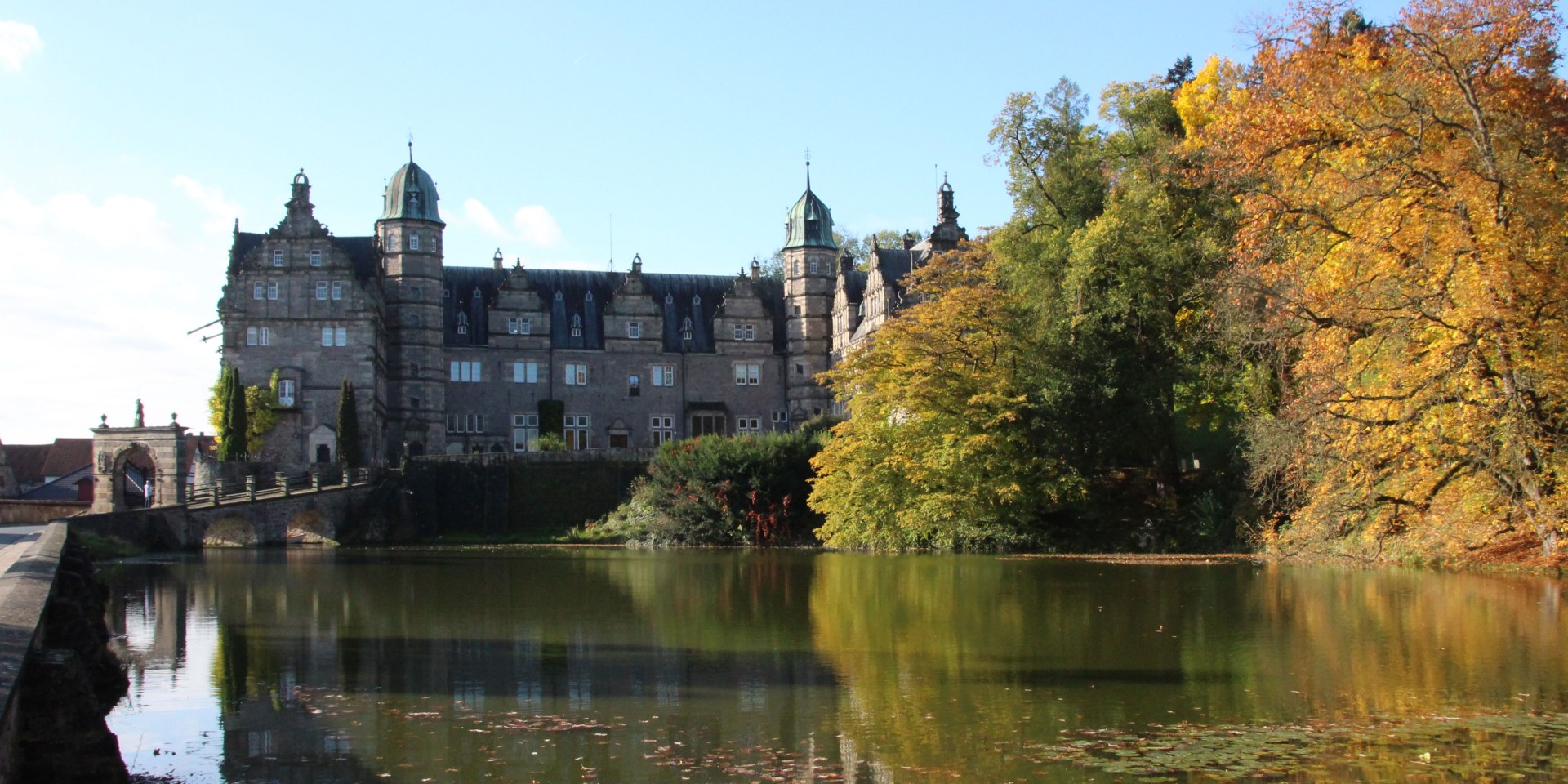 Kasteel Hämelschenburg met meer ervoor, © Burgdame.de/ Eva Adamek