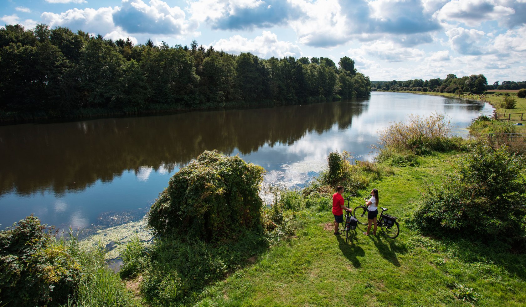 Twee fietsers op de oevers van de Ems, © Naturpark Hümmling / Holger Leue