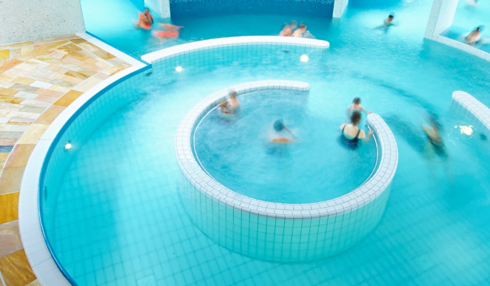 In het recreatiegebied zorgen warme bubbelbaden, stromingskanaal en golfslagbad voor actie., © Stadtwerke Osnabrück AG/ Rudi Schubert