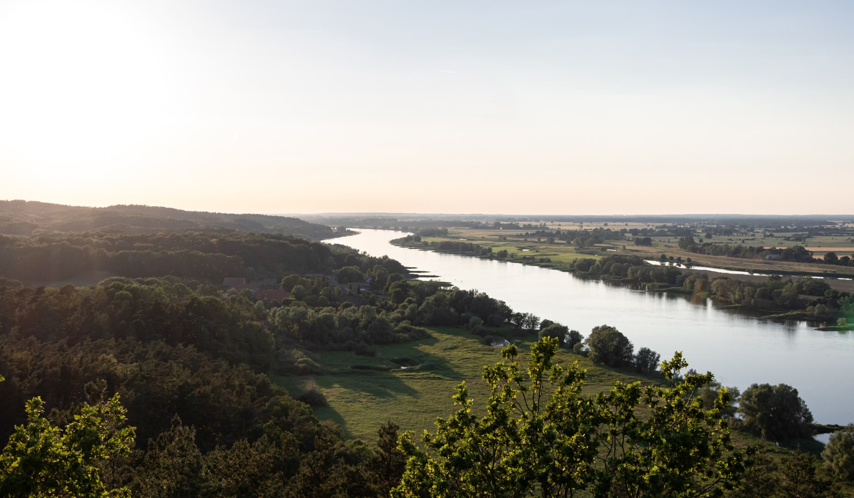 Het uitzicht op de uiterwaarden van de Elbe vanaf de uitkijktoren van de Kniepenberg , © Marketingbüro Wendland.Elbe