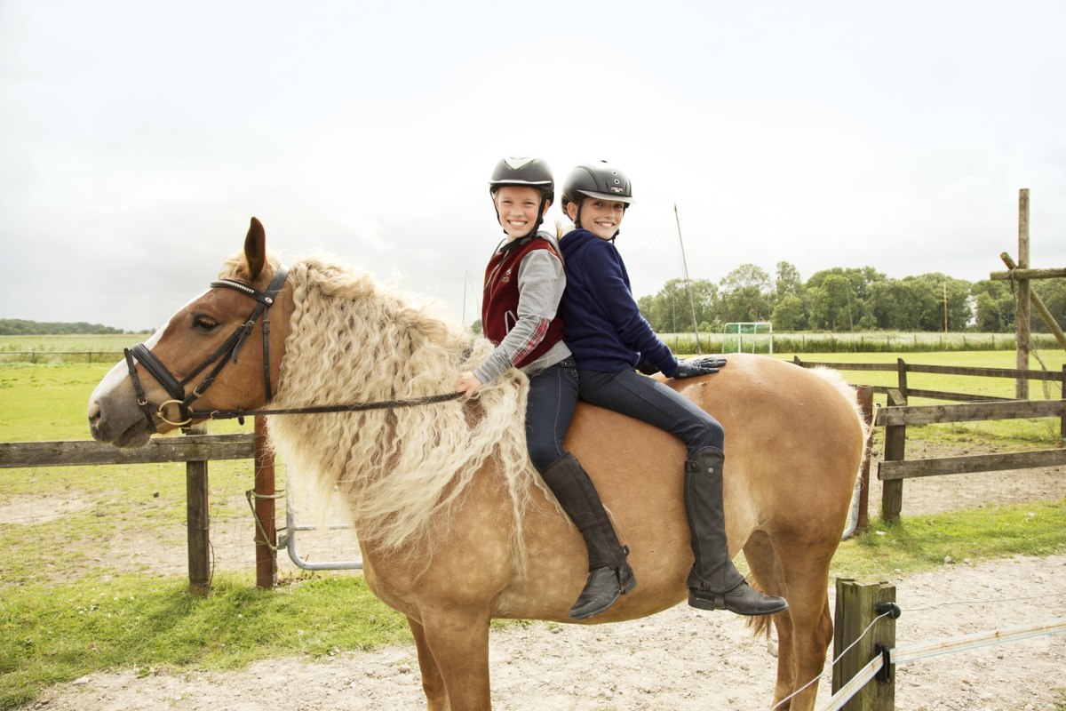 Twee kinderen op één paard, © Familotel Frieslandstern