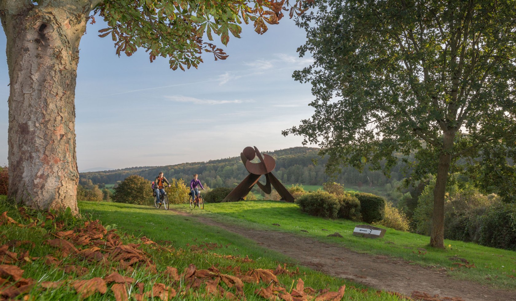 Twee fietsers op een herfst fietstocht, © Stadt Salzgitter / Andre Kugellis