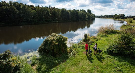 Twee fietsers op de oevers van de Ems, © Naturpark Hümmling / Holger Leue