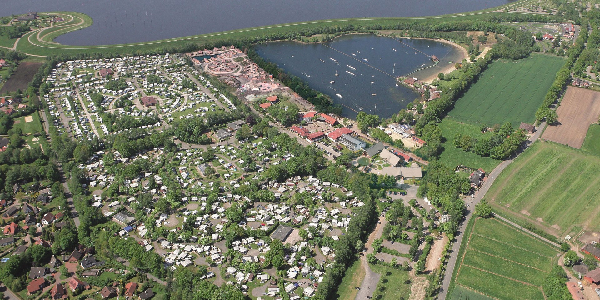 Luchtfoto Alfsee vakantie en recreatiepark, © Alfsee GmbH