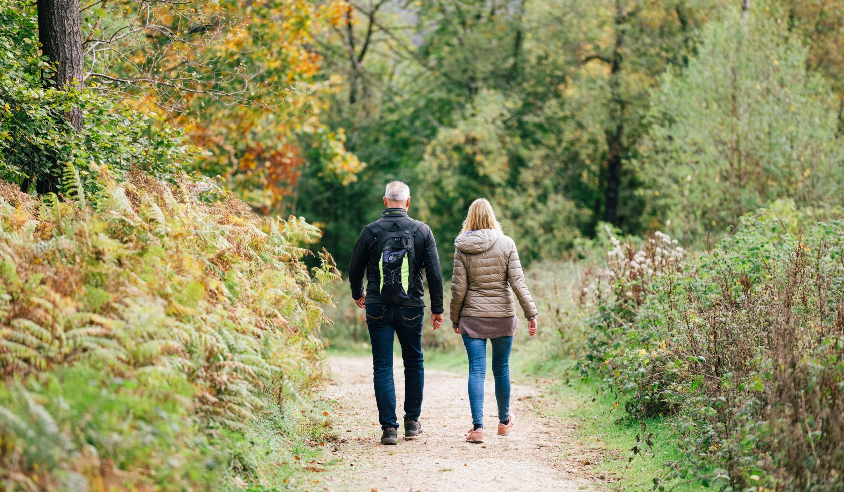 Twee wandelaars in het Geopark