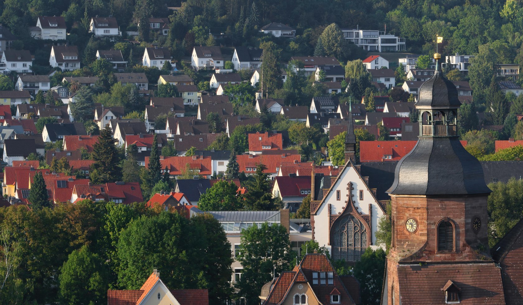 Gezicht op de noordelijke binnenstad van Einbeck vanaf de marktkerk St. Jacobi. Rechts de toren van de Lutherse kerk St. Alexander en de westgevel van het gymnasium van Einbeck., © Udo Haafke