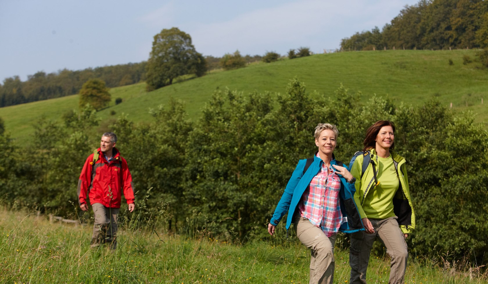 Wandelaar in het groen op de Weserberglandweg, © Weserbergland Tourismus e.V. / Markus Gloger