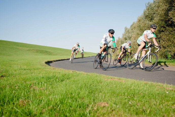 Racefietsers op de weg in Cuxland, © Cuxland-Tourismus