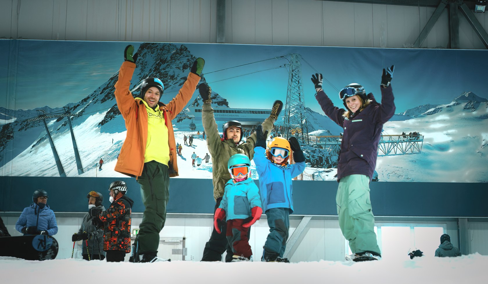 Volwassenen en kinderen in de Snow Dome Bispingen, © Berg & Tal Abenteuer Resort