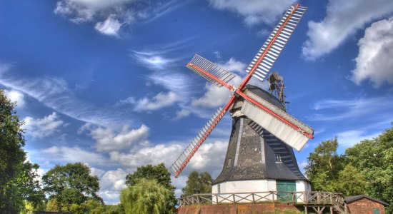 Een blik op de Worpswede molen met een blauwe lucht en een paar wolken, © Touristikagentur Teufelsmoor/ Karsten Schöpfer