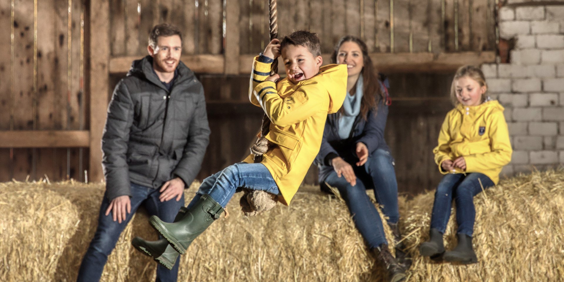 Jongen springt met touw en familie staat achter, © TMN