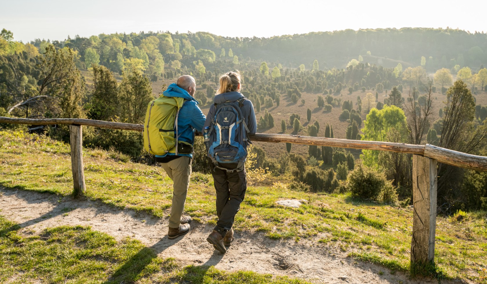 twee wandelaars genieten van een weids uitzicht in de Totengrund, © Lüneburger Heide GmbH