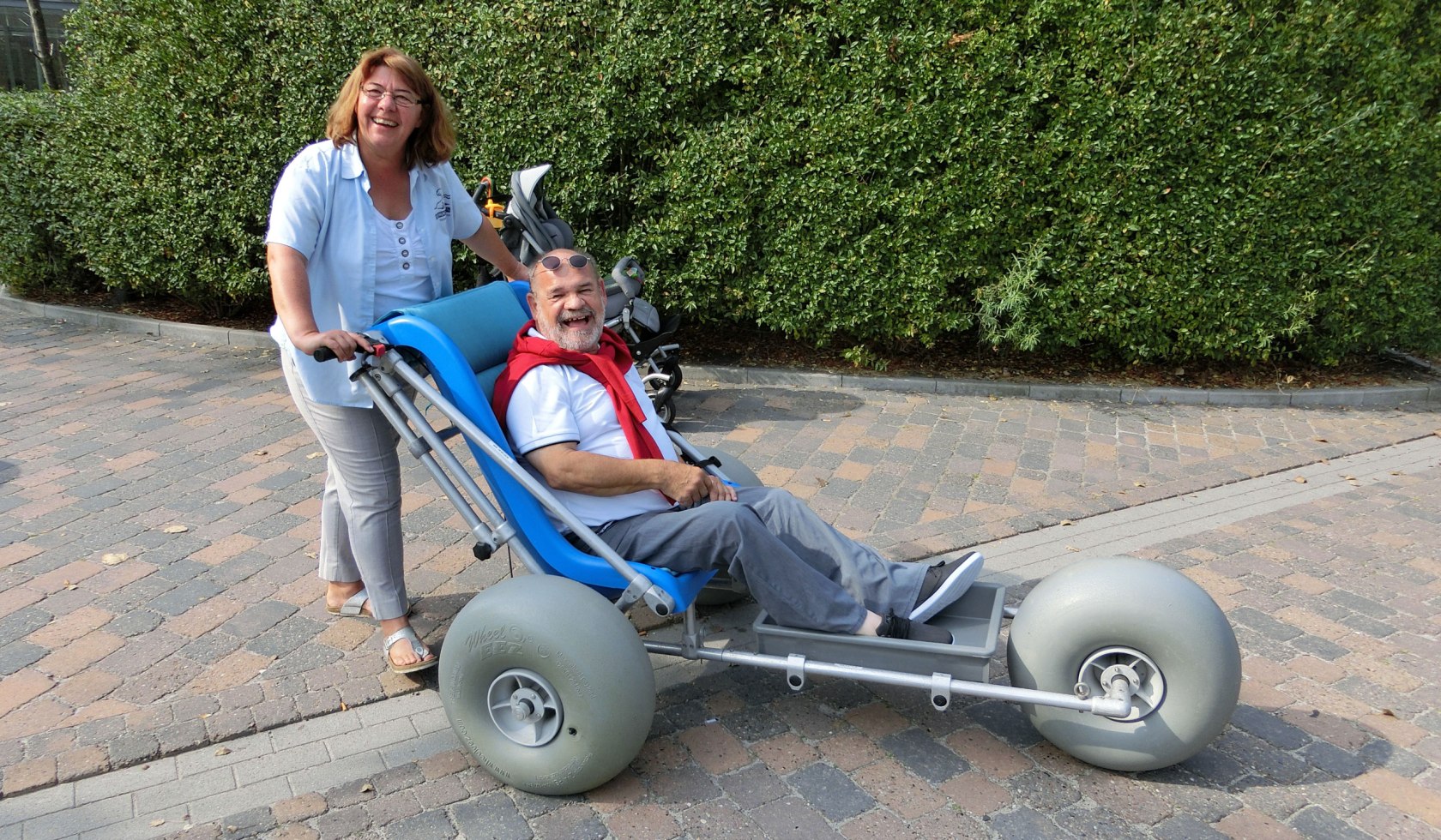 Een man zit in een waddenmobiel van het Nationaal Parkhuis Norddeich, © Ostfriesland Tourismus GmbH/www.ostfriesland.de