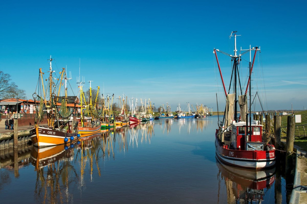 Haven Greetsiel, viskotter, blauwe lucht, Krummhörn, Oost-Friesland, Nedersaksen, Duitsland, © Dieter Schinner