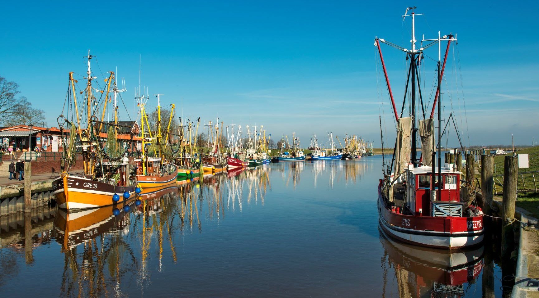 Haven Greetsiel, viskotter, blauwe lucht, Krummhörn, Oost-Friesland, Nedersaksen, Duitsland, © Dieter Schinner