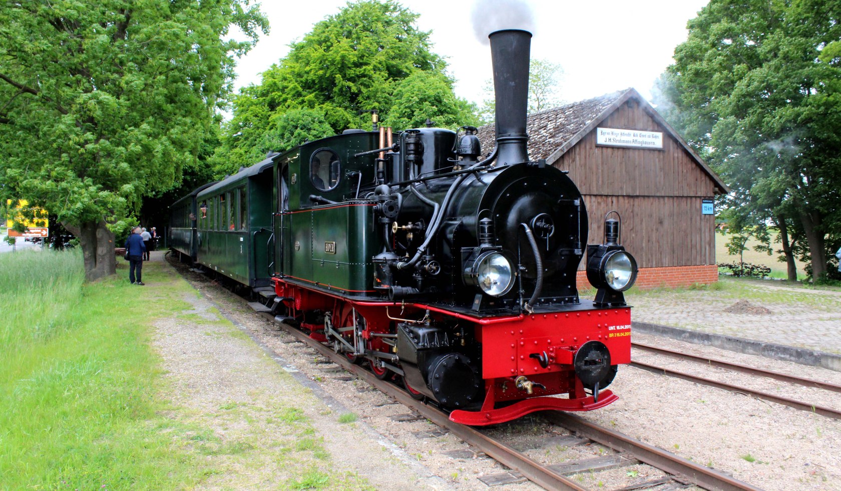 Een oude zwarte locomotief staat in het station., © Mittelweser-Touristik GmbH