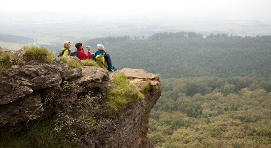 wandelaar op de Hohensteen, © Weserbergland Tourismus e.V / M. Gloger