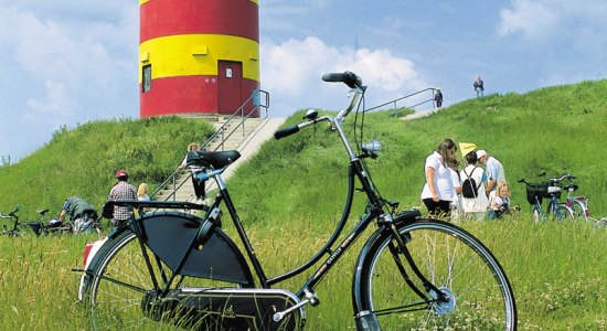 Pils vuurtoren met gazelle, © Ostfriesland Touristik - Landkreis Aurich GmbH