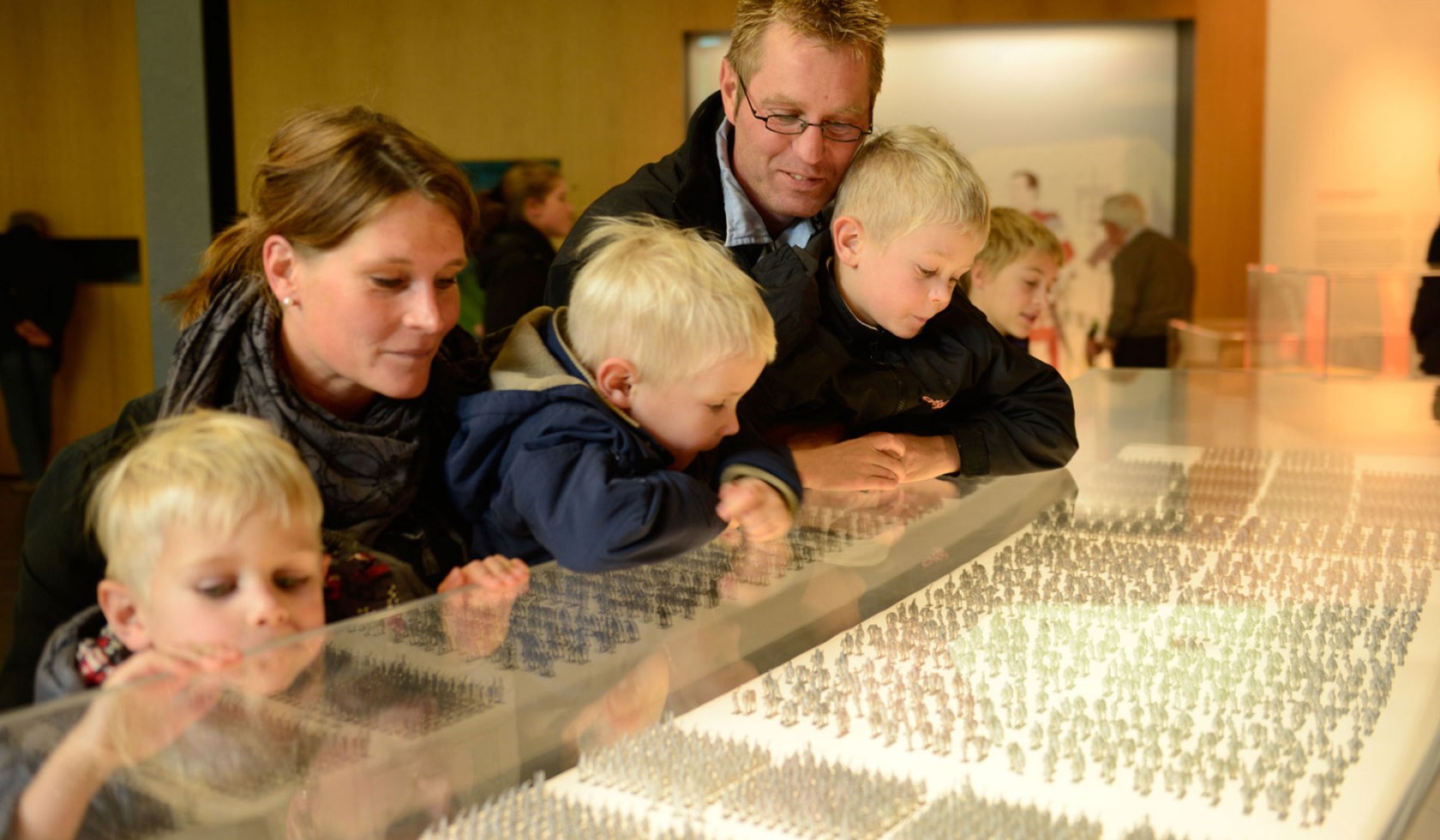 Familie in der Daueraustellung im Museum und Park Kalkriese, © VARUSSCHLACHT Museum und Park Kalkriese / Hermann Pentermann