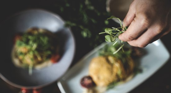 Eten opdienen, © AdobeStock_45063330
