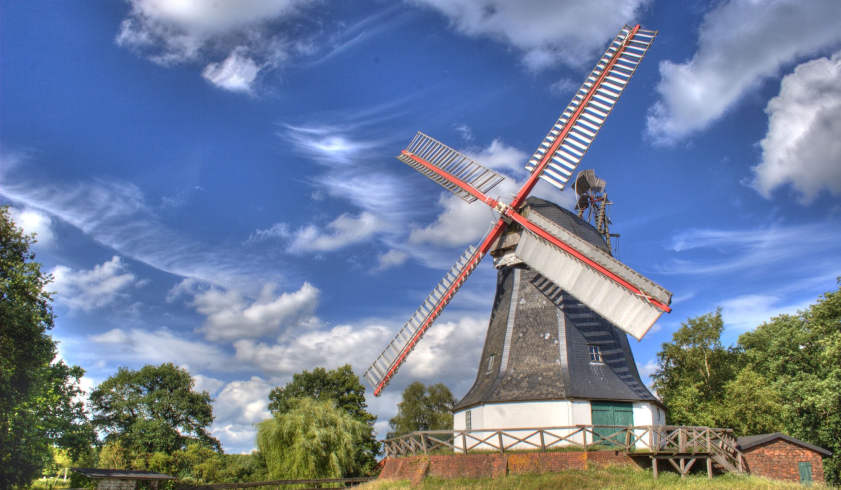 Een blik op de Worpswede molen met een blauwe lucht en een paar wolken, © Touristikagentur Teufelsmoor/ Karsten Schöpfer