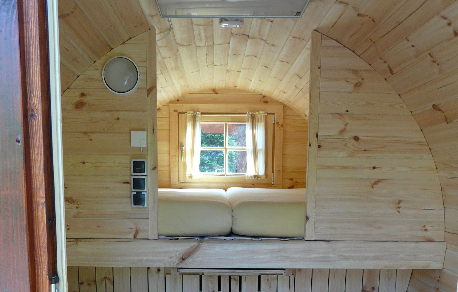 Slapen in een wijnvat, © Campingplatz &quot;Auf dem Simpel&quot;