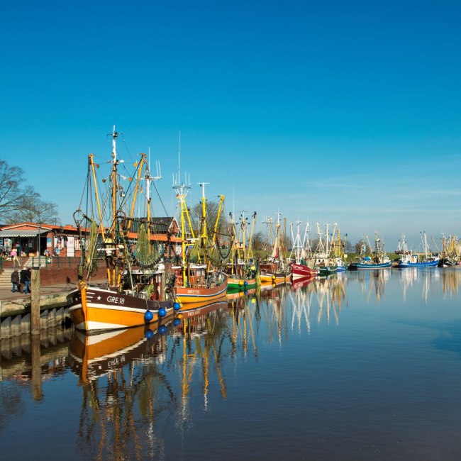 Haven Greetsiel, viskotter, blauwe lucht, Krummhörn, Oost-Friesland, Nedersaksen, Duitsland, © Dieter Schinner