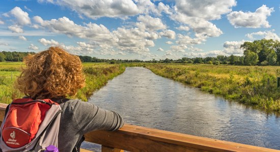 Wandelaar kijkt neer op een rivier, © Tourow / Karl-Georg Müller