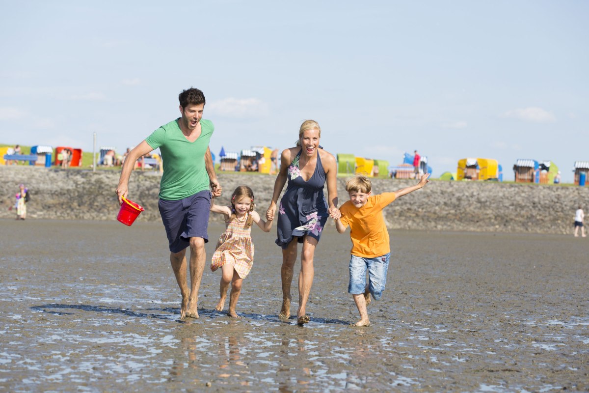 Een familie die plezier heeft in het wad., © Tourismus-Service Butjadingen GmbH &amp; Co. KG / Thomas Hellmann