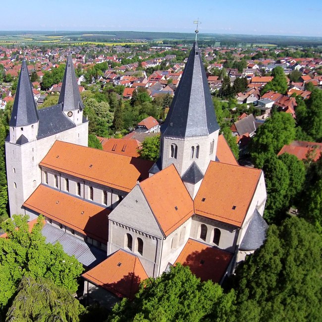 Luchtfoto van de keizerlijke kathedraal van Königslutter, © TourismusMarketing Niedersachsen GmbH