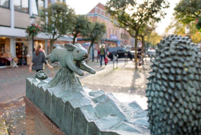 Fontein met voorstelling van haas en egel in Buxtehude, © Daniela Ponath / Deutsche Märchenstraße e.V.