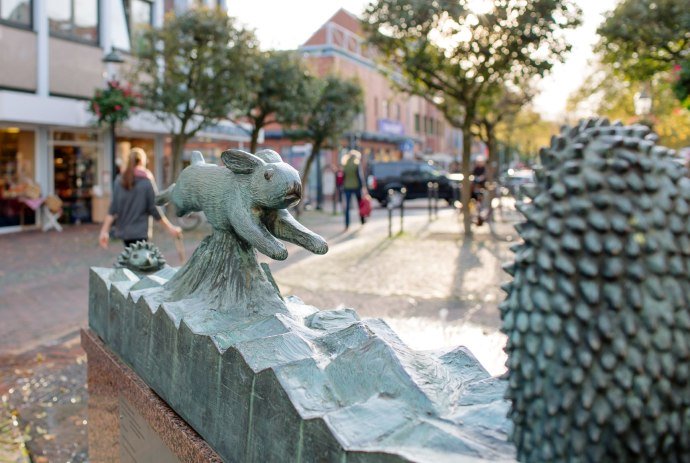 Fontein met voorstelling van haas en egel in Buxtehude, © Daniela Ponath / Deutsche Märchenstraße e.V.