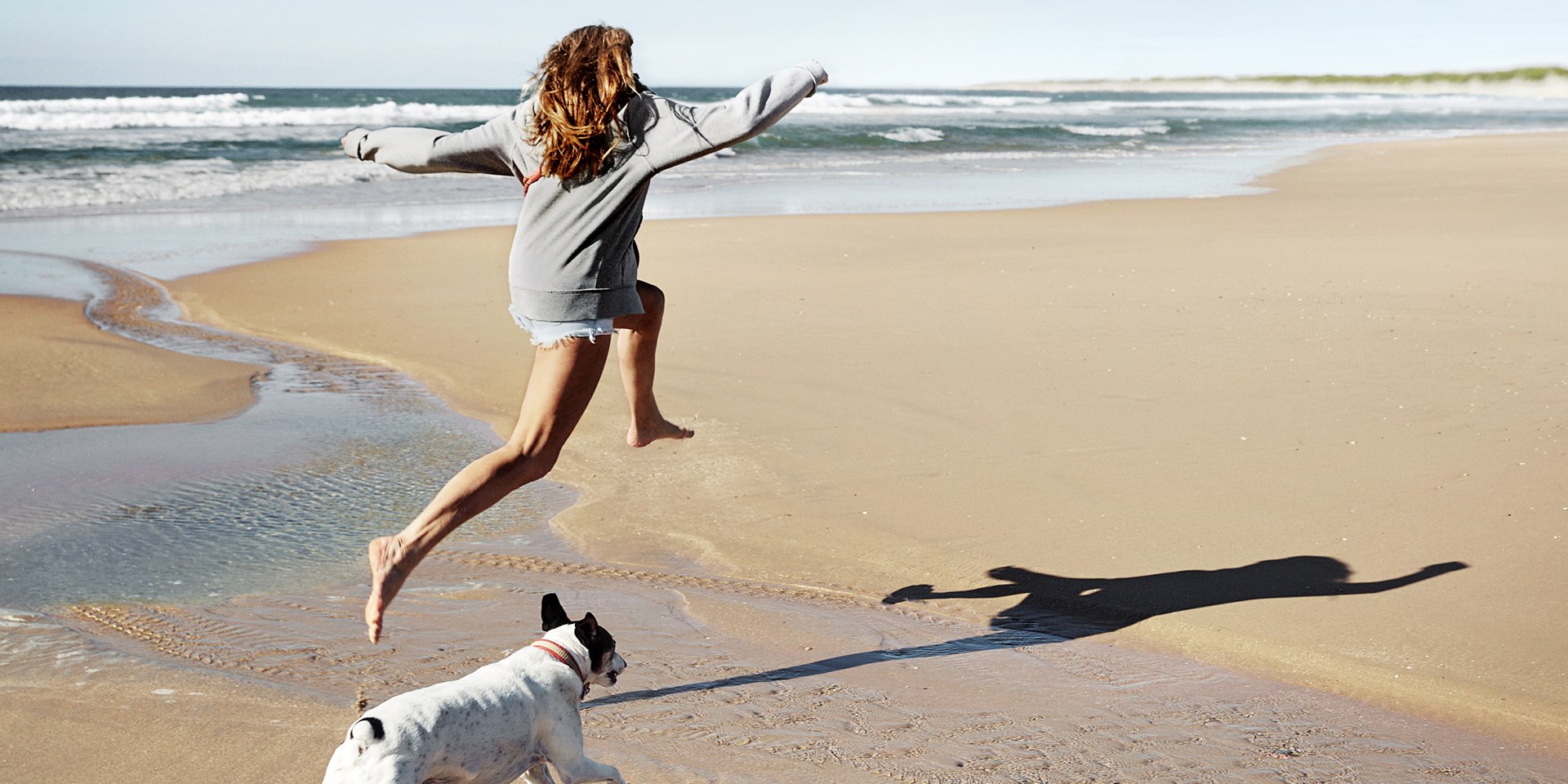 Vrouw met hond op het strand campagne 2020